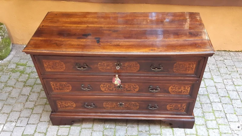 Commode ancienne en marqueterie de Vénétie
