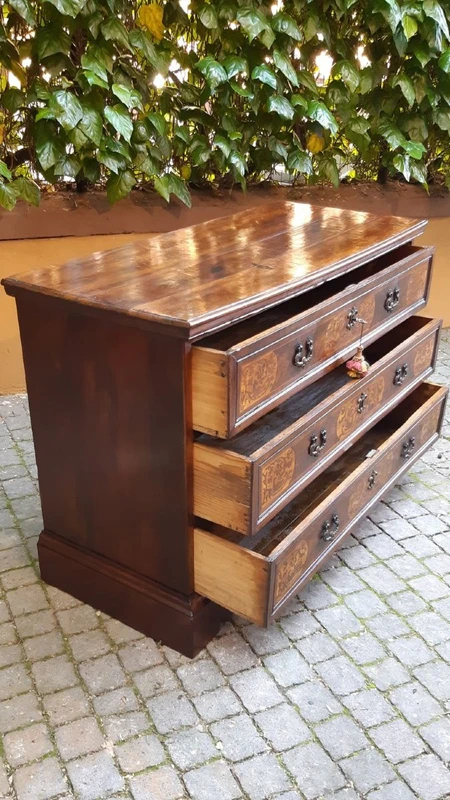 Commode ancienne en marqueterie de Vénétie