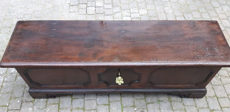 Cassapanca emiliana antica del '600 in noce