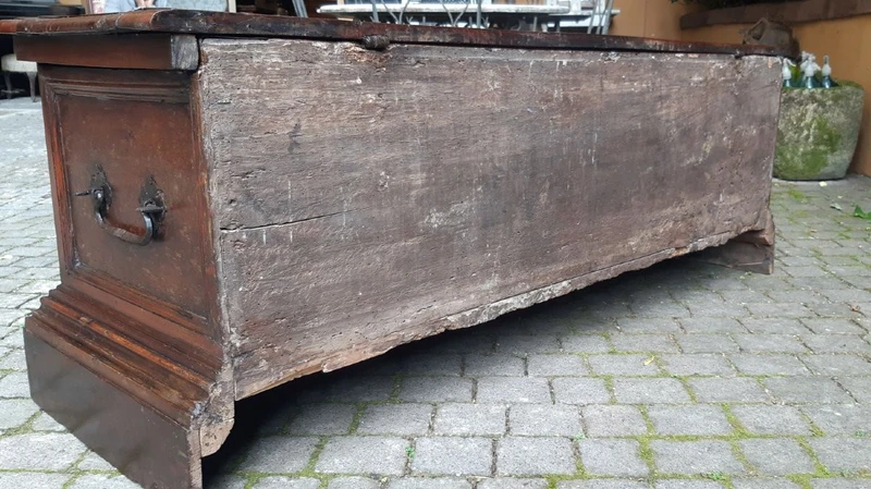 Lombard/venetian 17th century antique emblazoned chest