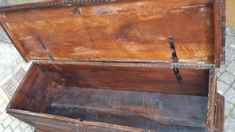 Lombard/venetian 17th century antique emblazoned chest