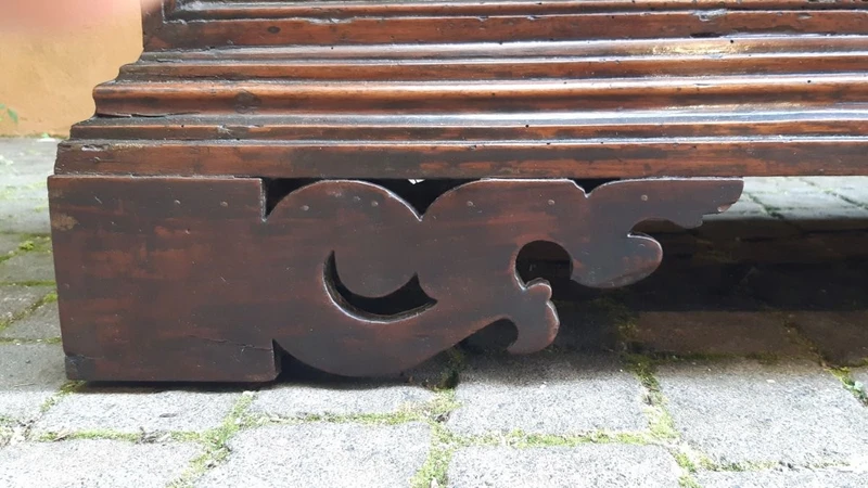 Lombard/venetian 17th century antique emblazoned chest