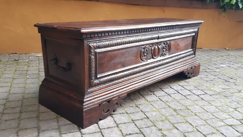 Lombard/venetian 17th century antique emblazoned chest