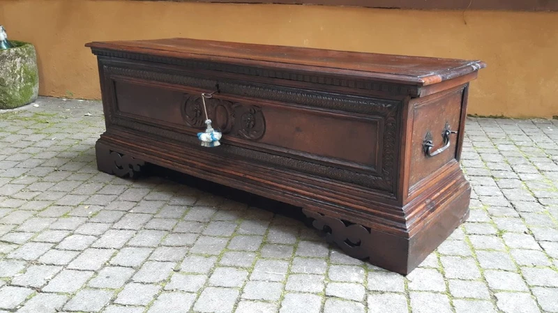 Lombard/venetian 17th century antique emblazoned chest