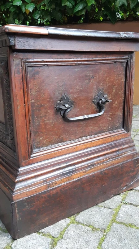 Lombard/venetian 17th century antique emblazoned chest