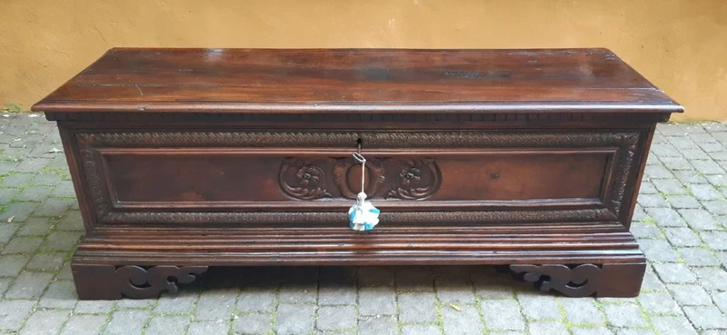 Lombard/venetian 17th century antique emblazoned chest