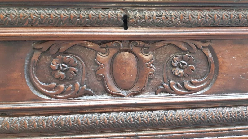 Lombard/venetian 17th century antique emblazoned chest