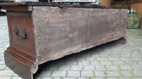 Lombard/venetian 17th century antique emblazoned chest
