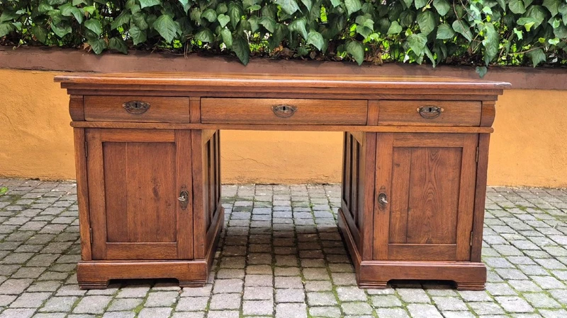 Antique centerpiece srivania with "throat" and threaded top