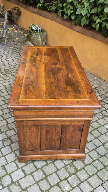 Antique centerpiece srivania with "throat" and threaded top