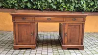 Antique centerpiece srivania with "throat" and threaded top