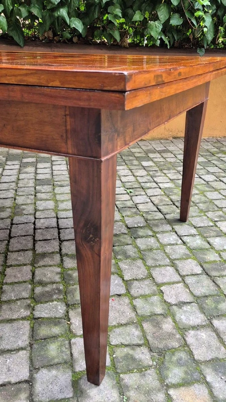Emilian extensible large table veneered and filleted