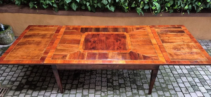 Emilian extensible large table veneered and filleted