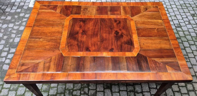 Emilian extensible large table veneered and filleted