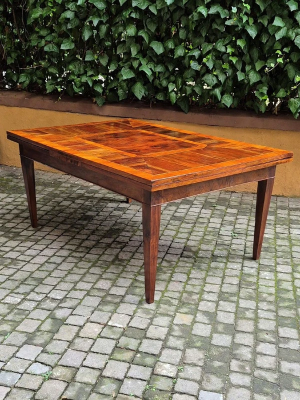Emilian extensible large table veneered and filleted