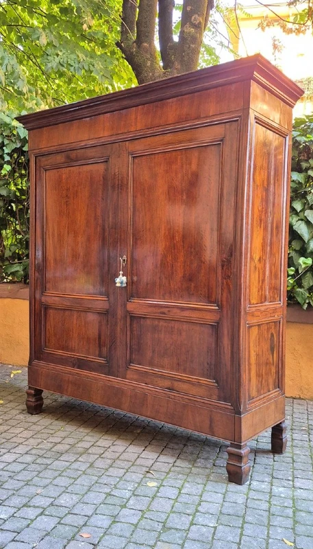 Armadio antico lombardo pannellato in noce dell'800