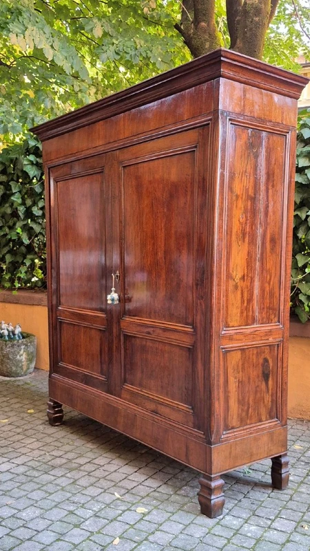 Armadio antico lombardo pannellato in noce dell'800