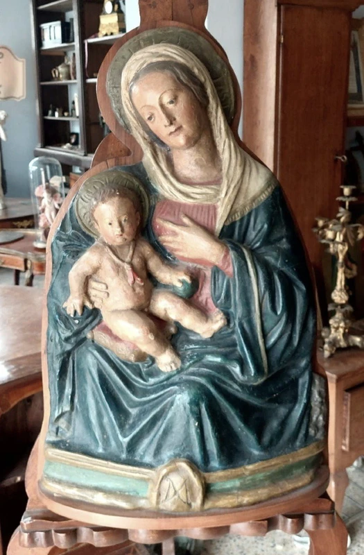 Madone du lait sculpture en stuc polychrome début 17ème siècle
