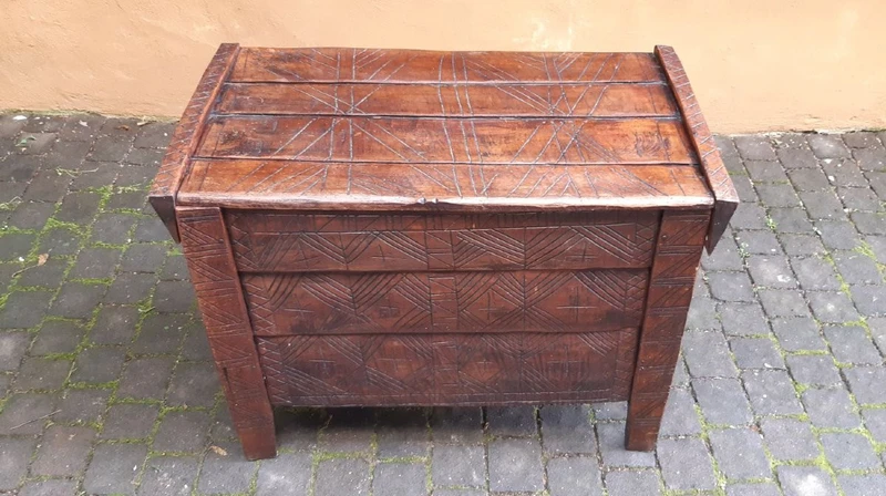 Coffre d'archivage ancien sculpté du 19e siècle
