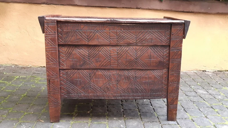 Coffre d'archivage ancien sculpté du 19e siècle