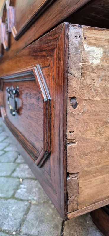 Ancienne commode en noyer de Reggio Emilia du XVIIe siècle