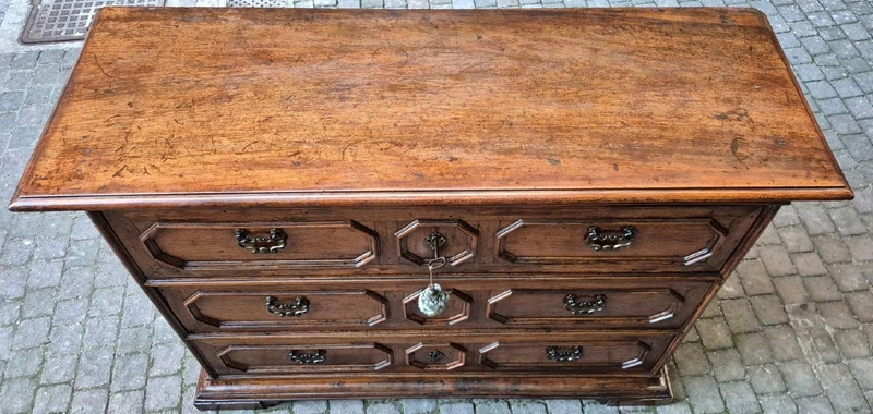 Ancienne commode en noyer de Reggio Emilia du XVIIe siècle