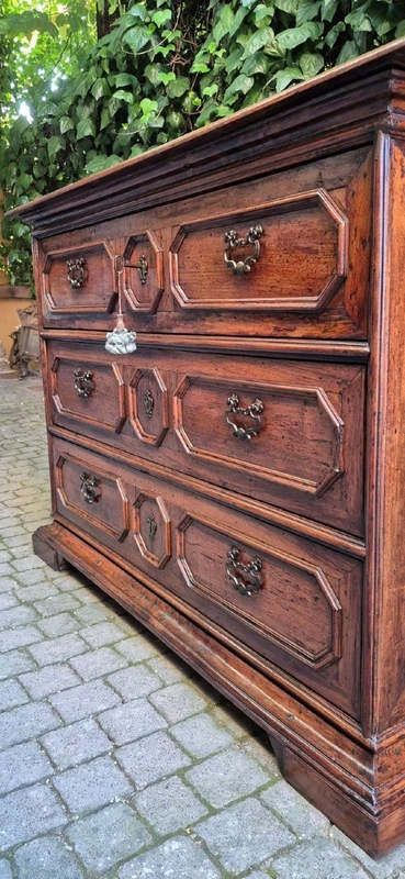 Ancienne commode en noyer de Reggio Emilia du XVIIe siècle