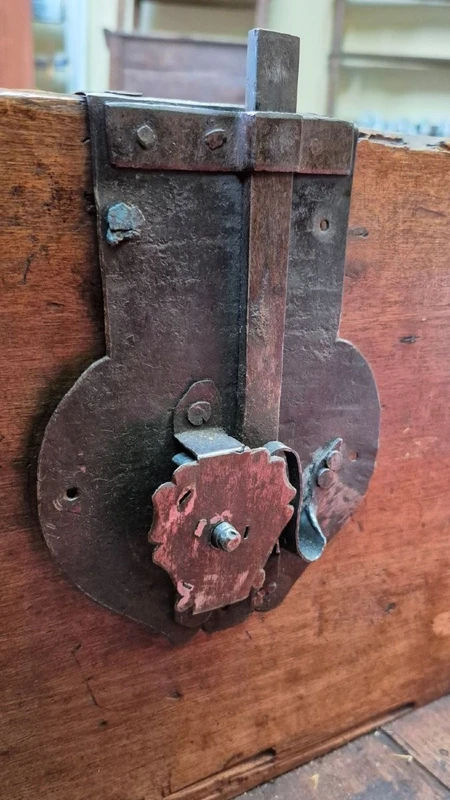 Ancienne commode en noyer de Reggio Emilia du XVIIe siècle