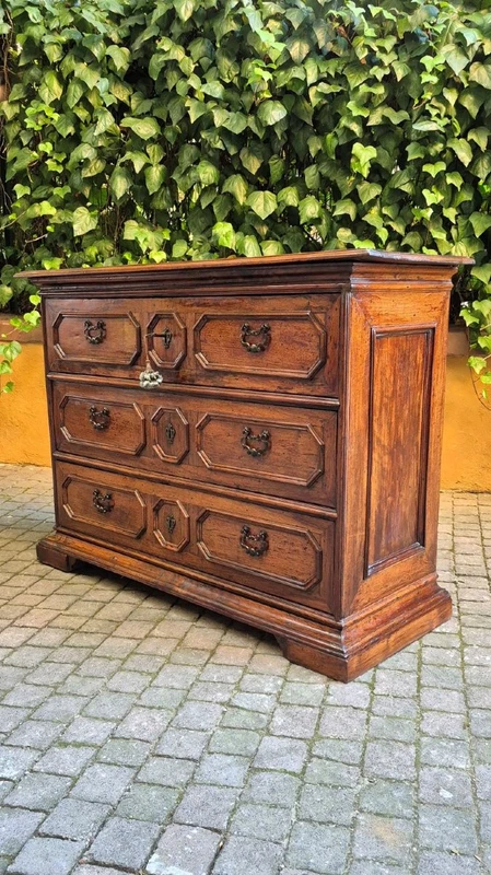 Ancienne commode en noyer de Reggio Emilia du XVIIe siècle