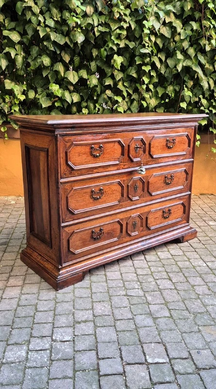 Ancienne commode en noyer de Reggio Emilia du XVIIe siècle
