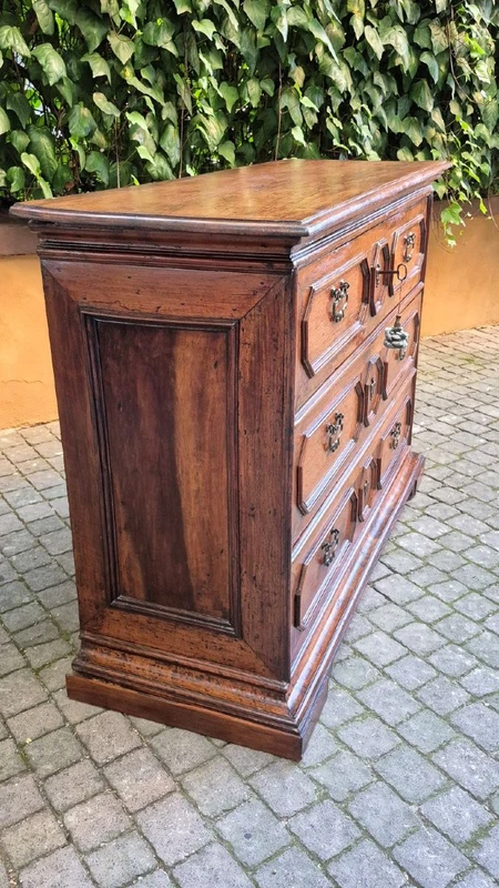 Ancienne commode en noyer de Reggio Emilia du XVIIe siècle