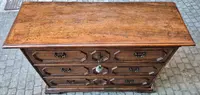 Ancienne commode en noyer de Reggio Emilia du XVIIe siècle