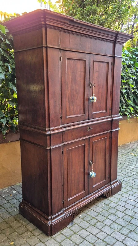 Ancient Romagnola vicarage sideboard from the 1600s.