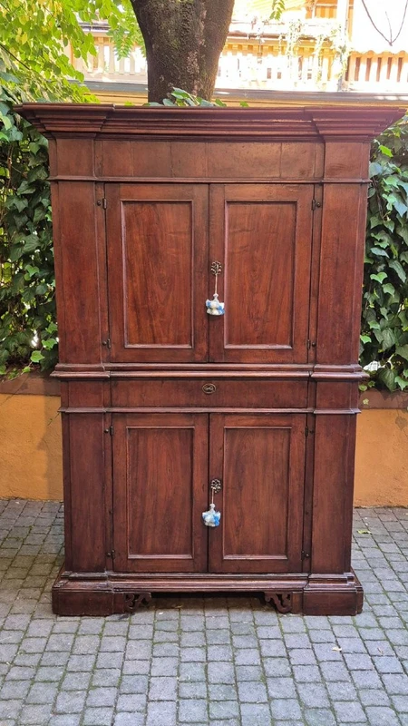 Ancient Romagnola vicarage sideboard from the 1600s.