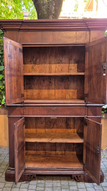 Ancient Romagnola vicarage sideboard from the 1600s.