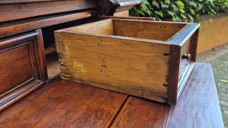 Ancient Romagnola vicarage sideboard from the 1600s.