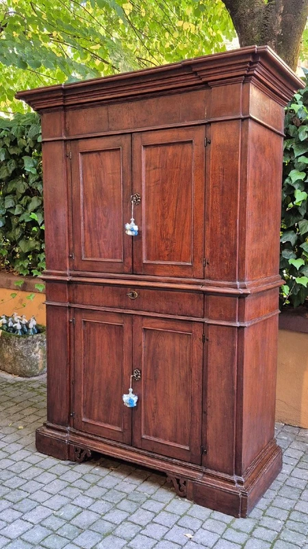 Ancient Romagnola vicarage sideboard from the 1600s.