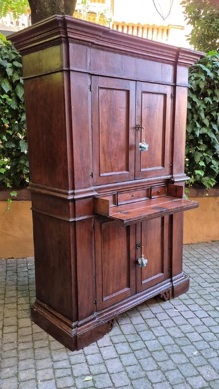 Ancient Romagnola vicarage sideboard from the 1600s.