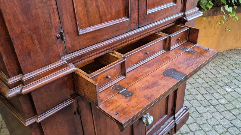 Ancient Romagnola vicarage sideboard from the 1600s.