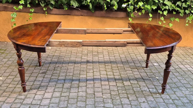 Extendable antique round walnut table from the 1800s