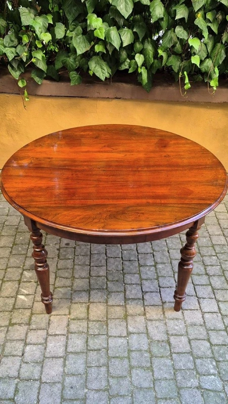 Extendable antique round walnut table from the 1800s