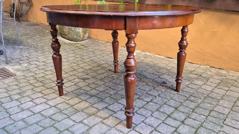Extendable antique round walnut table from the 1800s