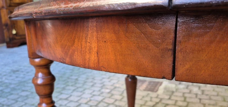 Extendable antique round walnut table from the 1800s