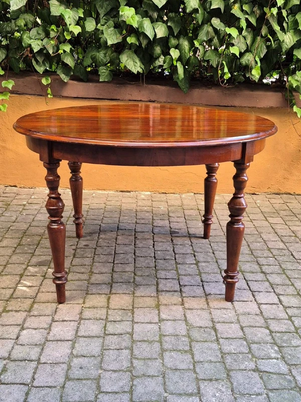 Extendable antique round walnut table from the 1800s