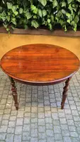 Extendable antique round walnut table from the 1800s