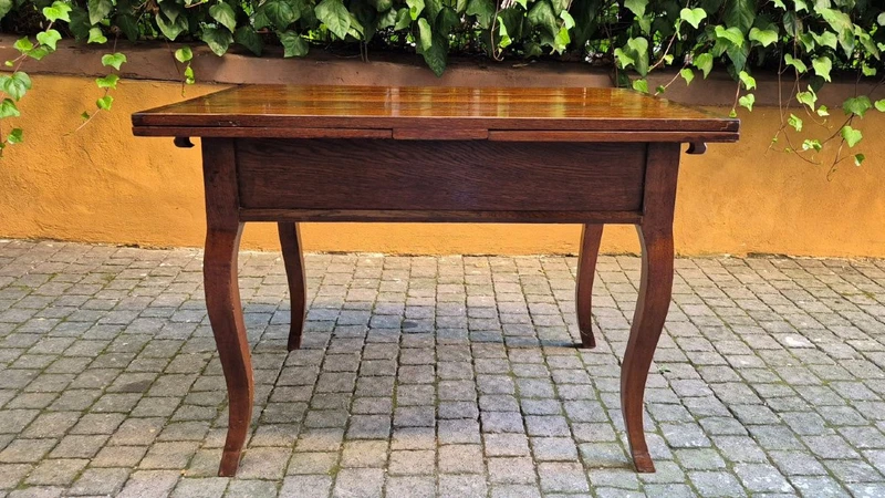Antique extendable pull-out table moved legs