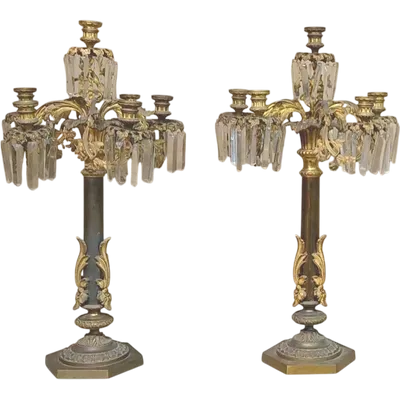 PAIRE DE GRANDS CHANDELIERS À SIX LUMIÈRES EN BRONZE CISELÉ ET DORÉ