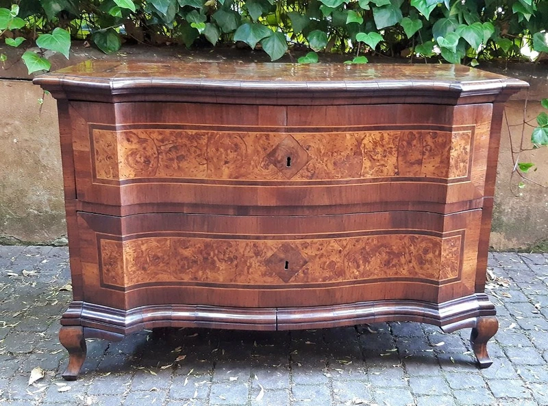 Paire de commodes ondulées Louis XV anciennes