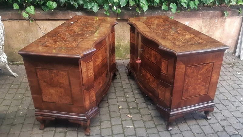 Paire de commodes ondulées Louis XV anciennes
