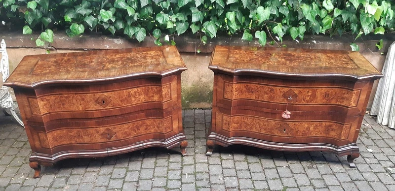 Paire de commodes ondulées Louis XV anciennes